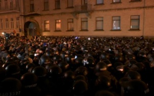 Протесты в городах Украины не прекращаются, несмотря на отставку Сырского