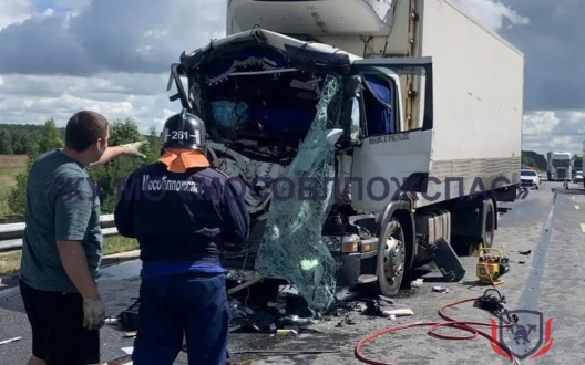 Грузовик снес трактор с дороги в Коломне