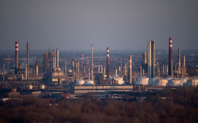 ЕС пополнил 21-й пакет антироссийских санкций "Руснефтегазом" и рядом НПЗ