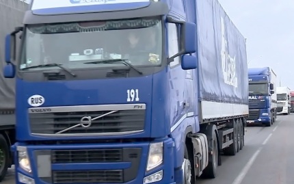 Большегрузам запретили движение на трассах Урала из-за жары