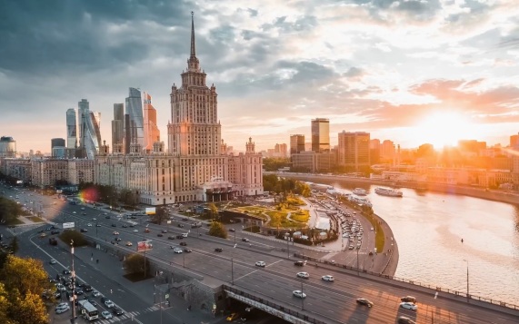 "Все дорого и проблемы с деньгами": туристы раскрыли, как РФ изображают в Европе