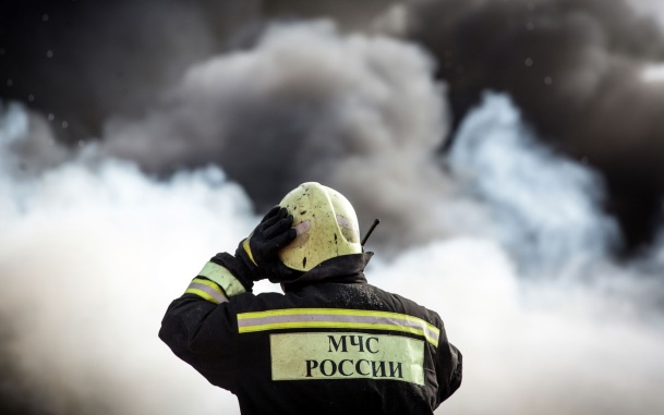 Пожарные тушат возгорание в производственном ангаре в Москве