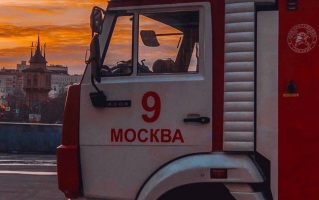 Пожарные тушат возгорание в ангаре в Москве на площади до 3 тысяч "квадратов"
