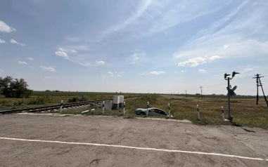 В Саратовской области поезд сбил легковой автомобиль на переезде