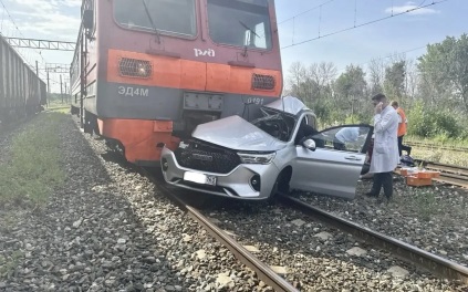 Поезд снес машину на переезде в Самарской области, погиб человек