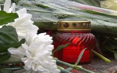 Люди несут цветы к стихийному мемориалу у проходной атакованного завода в Кирове