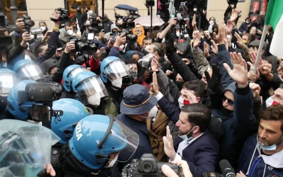 Столкновения с протестующими в Италии обернулись ранением десятков полицейских
