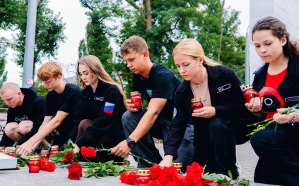 Стихийный мемориал в память о жертвах атаки в Кирилловке появился в Мелитополе