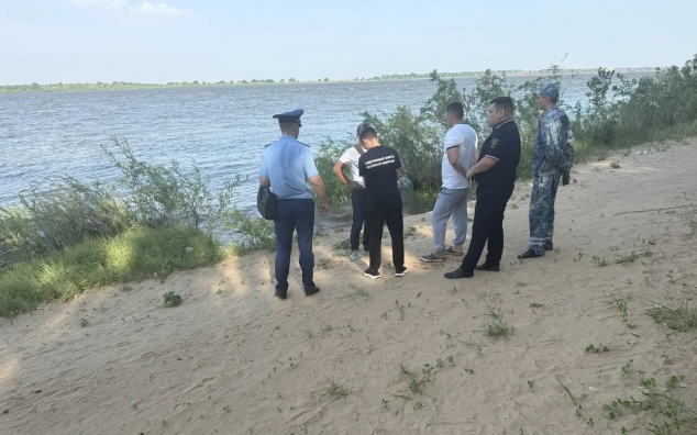 На Волге в Астраханской области опрокинулось судно, искавшее человека