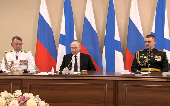 Путин в День ВМФ пообщался с военными моряками