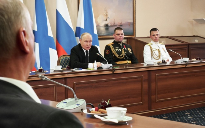 Путин рекомендовал военнослужащим ВМФ соблюдать режим и высыпаться
