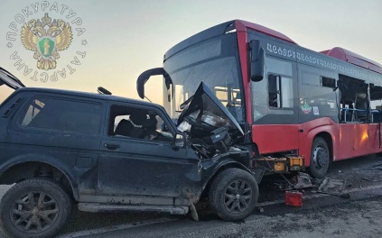 В ДТП в Татарстане водитель легковушки погиб после столкновения с автобусом