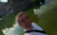 Полиция проверяет блогера, бросившего 5000 рублей в фонтан в Волгограде