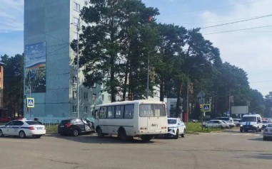 Пассажирский автобус попал в ДТП в Красноярском крае, два человека пострадали