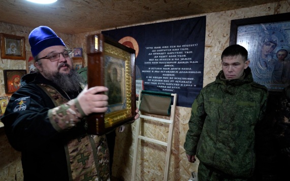 Бойцы "Запада" прошли таинство крещения в блиндажном храме в зоне СВО
