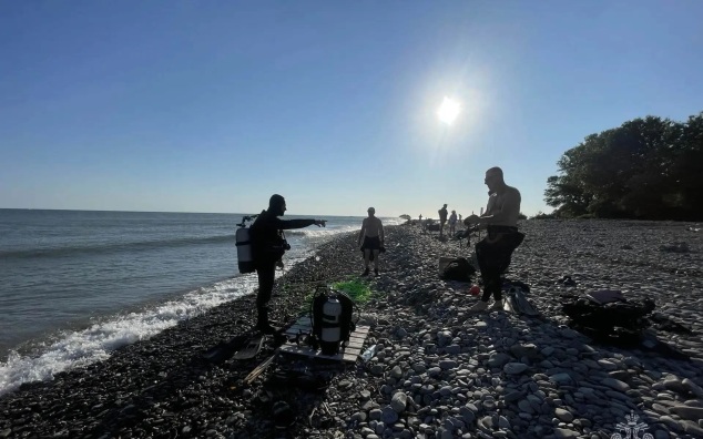 Спасатели в Сочи достали из моря тело туриста, поиски второго продолжаются