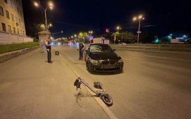 Ехавшие на самокате подростки в Екатеринбурге попали в ДТП с автомобилем