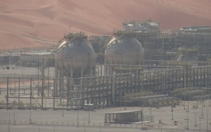 Компания Saudi Aramco приостановила работу НПЗ в Джизане после атаки хуситов