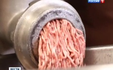 В Севастополе работнице предприятия отрезало пальцы мясорубкой