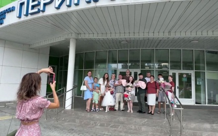 "Мама с папой постарались": редкую тройню выписали из новосибирского роддома
