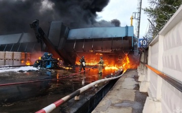 В ХМАО тушат загоревшуюся химию для буровых установок
