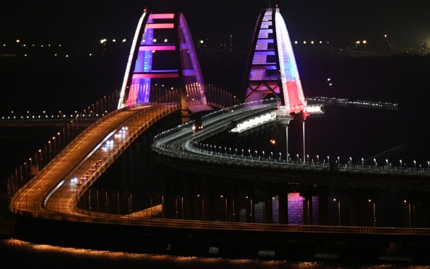Крымский мост вновь временно закрыли для движения