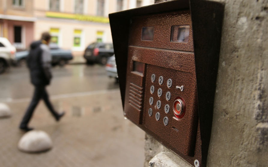 Эксперт по ЖКХ объяснил, как грамотно отказаться от абонентской платы за домофон