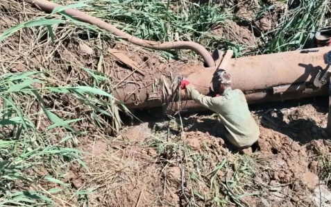 Жители города в Астраханской области остались без воды из-за прорыва трубы