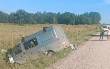 Пять человек пострадали после съезда "Соболя" в кювет в Псковской области