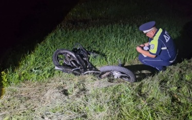 Подросток на мопеде врезался в машину на Урале и погиб
