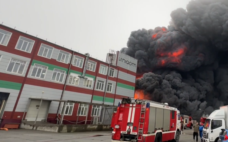 МЧС: во Владивостоке горит склад бытовой электротехники