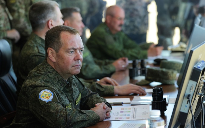 Запад стремится нанести РФ поражение в том числе в экономике, заявил Медведев