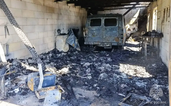 Человек погиб при возгорании хозпостройки в Тюменской области