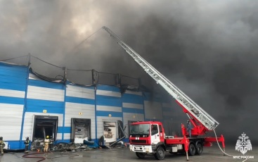 Во Владивостоке потушили крупное возгорание на складе