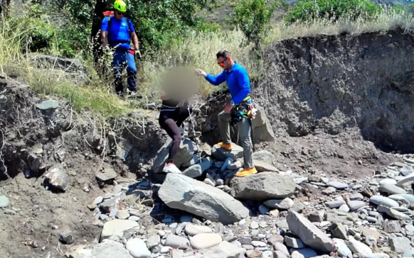 В Крыму спасатели помогли двум туристкам, сбившимся с пути на горе Папая-Кая