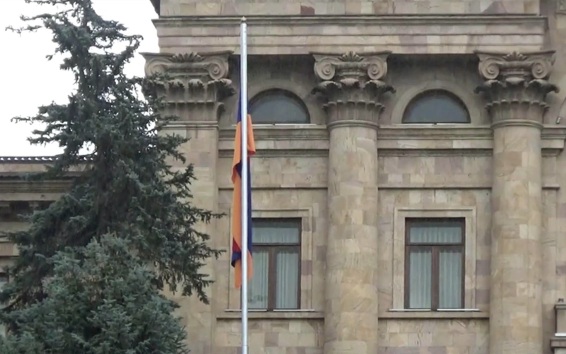 Заседание нового парламента Армении началось со скандала из-за католикоса