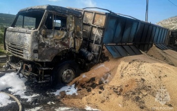 Горящий грузик с зерном тушат спасатели в Севастополе