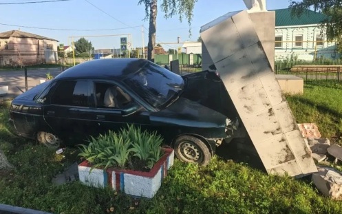 В Мордовии водитель врезался в памятник погибшим в годы ВОВ