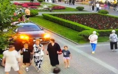 Иномарка проехала по пешеходному Курортному бульвару в Кисловодске