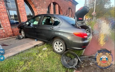 В Калининграде иномарка сбила подростка на тротуаре и врезалась в дом