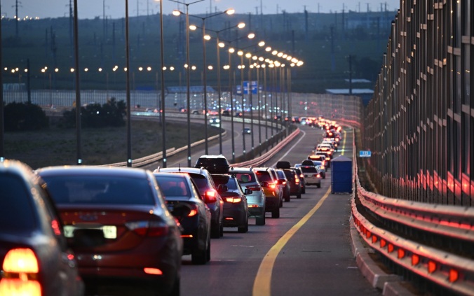 В очереди на досмотр на Крымском мосту находятся 200 автомобилей