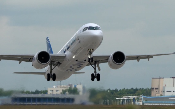 Серийный импортозамещенный самолет MC-21 впервые поднялся в воздух