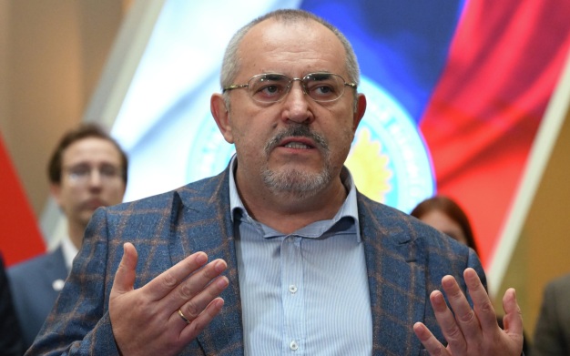 Надеждин на фоне Эйфелевой башни сообщил, что уехал из России