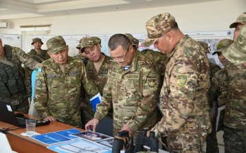 Казахстан начал переброску войск к границе в рамках учений