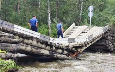 В Чемальском районе Республики Алтай обрушился мост - движение перекрыто