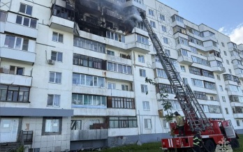 Пожарные спасли из горящего дома в Уфе 16 человек, в том числе 3 детей
