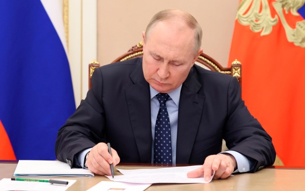 Путин подписал закон о стабилизации топливного рынка
