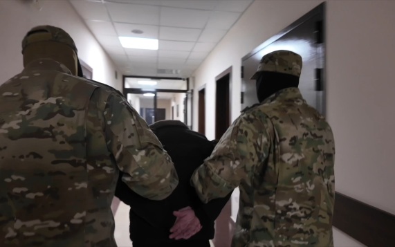 Сотрудник СБУ год обрабатывал россиянина перед поручением поджечь военкомат