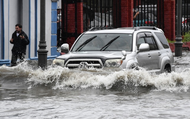В приморском Спасске-Дальнем продолжают откачку воды из дворов частных домов