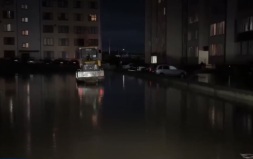 В Нальчике из-за сильного дождя затопило припаркованные машины